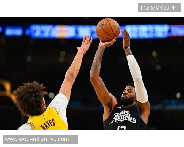 乔治状态回暖半场表现出色12分钟内高效拿下11分2助攻 乔治状态回暖半场表现出色12分钟内高效拿下11分2助攻