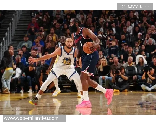 库里谈防守策略:多人包夹哈登与小卡让他们在混战中难以发挥 库里谈防守策略:多人包夹哈登与小卡让他们在混战中难以发挥