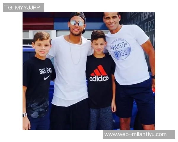 内马尔向里瓦尔多赠送签名球衣并晒合影表达对偶像的敬意