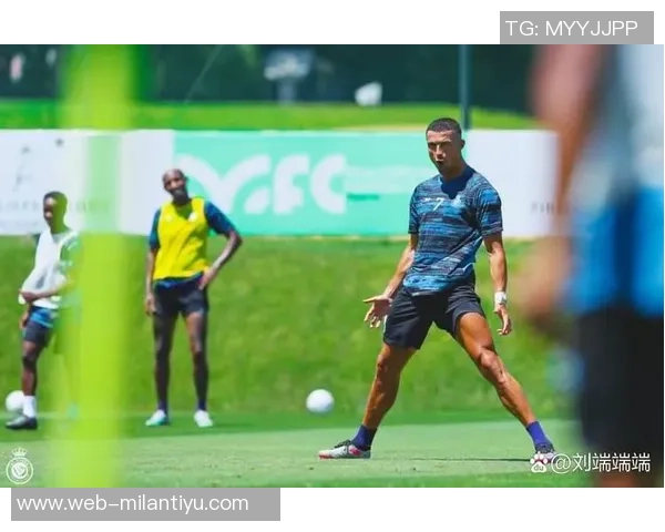 C罗回归利雅得胜利训练场备战新赛季展现斗志与激情